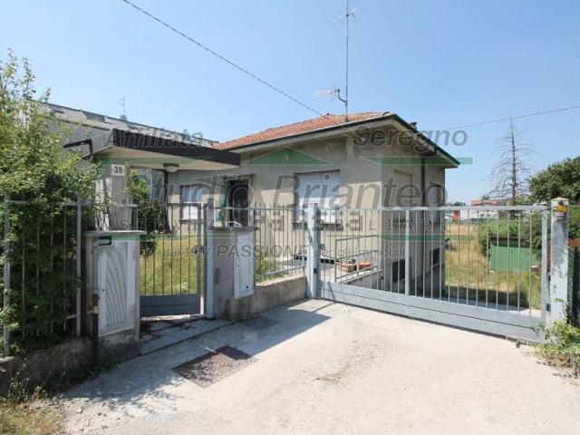 Casa in vendita a Meda, Lombardia