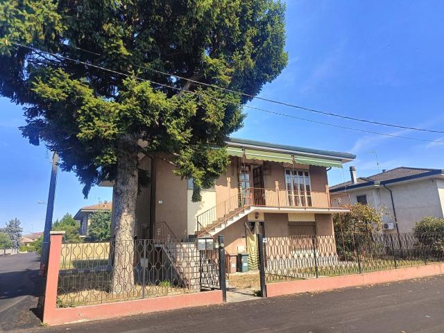 Casa in vendita a Sannazzaro de' Burgondi, Pavia