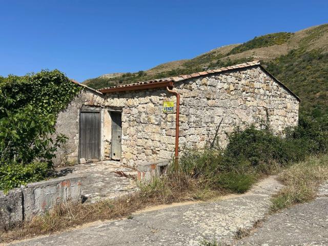 Casa in vendita a Castellana Sicula, Sicilia