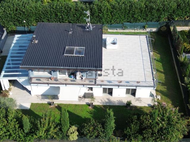 Casa in vendita a Barzola, Angera