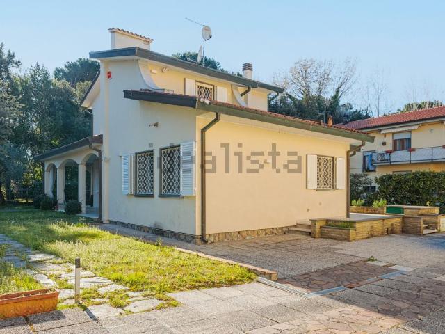 Casa in vendita a Marina di Massa, Marina Di Massa