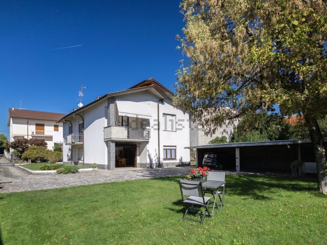 Casa in vendita a Uboldo, Lombardia