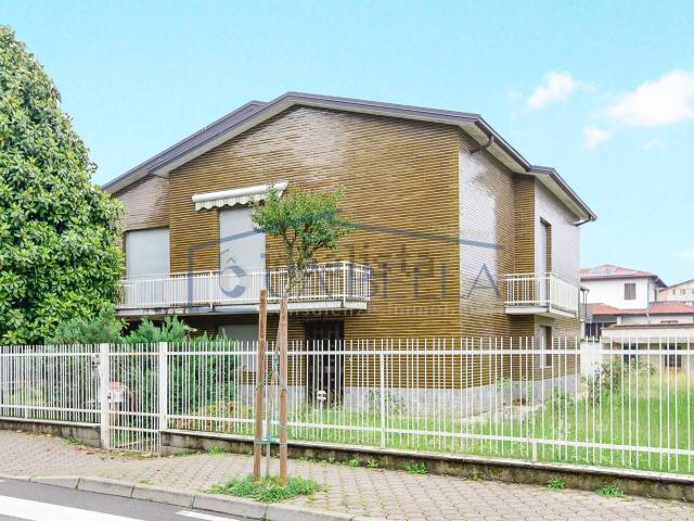 Casa in vendita a Limbiate, Lombardia