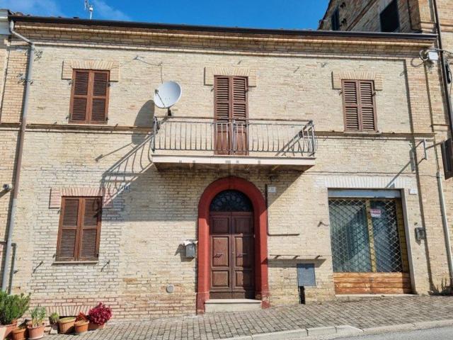 Casa in vendita a Petriolo, Macerata