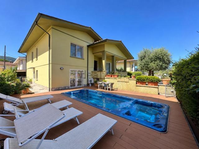 Casa in vendita a Corte Dovichetti, Lucca