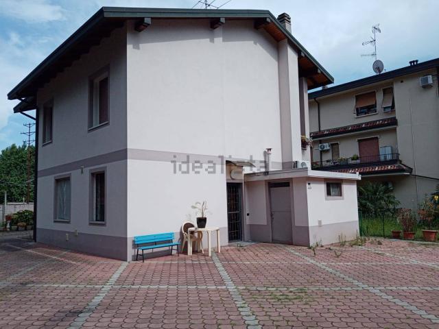 Casa in vendita a La Flora, Legnano