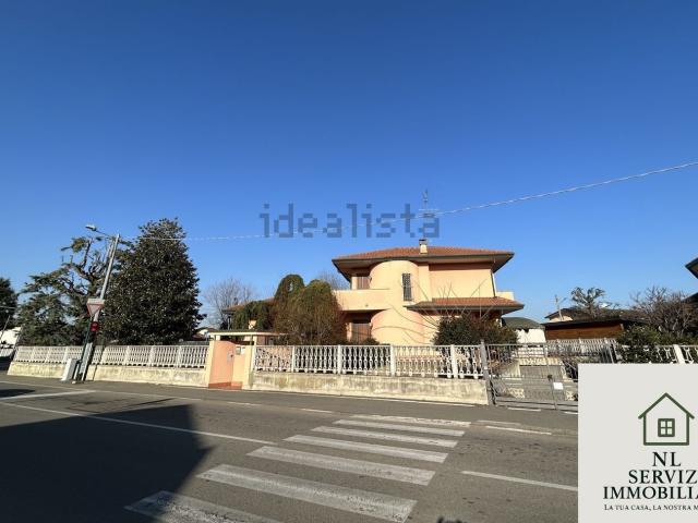 Casa in vendita a Ferno, Lombardia