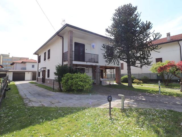 Casa in vendita a Solaro, Lombardia