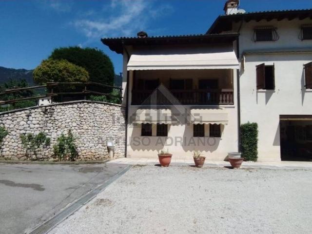 Casa in vendita a Crespano Del Grappa, Veneto