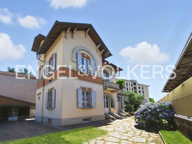 Casa in vendita a Tradate, Lombardia