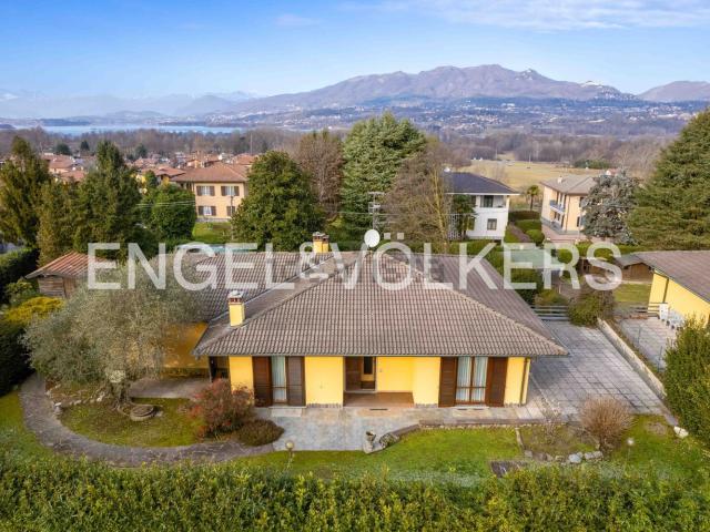 Casa in vendita a Azzate, Lombardia