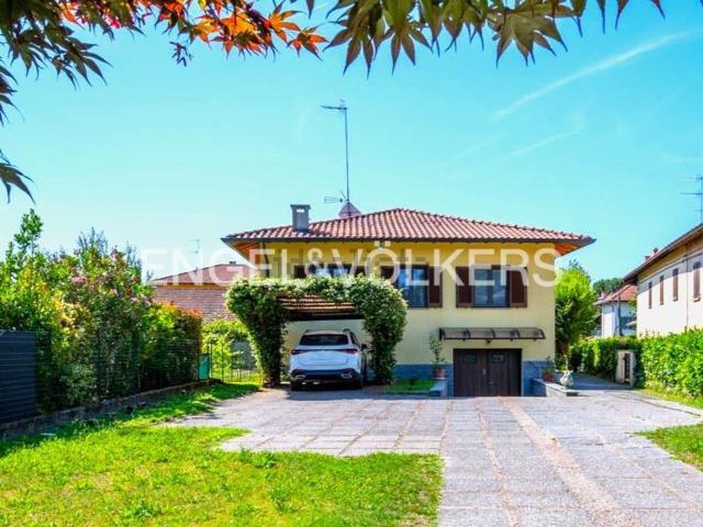 Casa in vendita a Campaccino, Angera