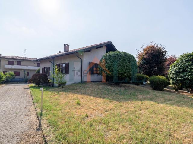 Casa in vendita a Pombia, Novara