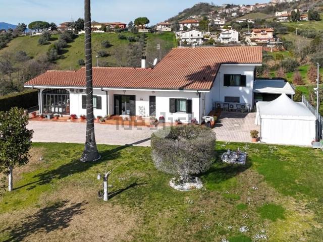 Casa in vendita a Unione dei Comuni della Val Vibrata, Tortoreto