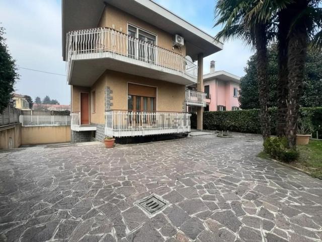 Casa in vendita a Cairate, Lombardia