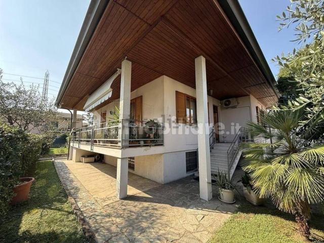 Casa in vendita a Valera, Varedo