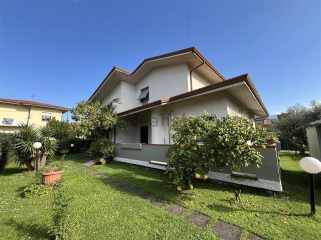 Casa in vendita a Marina di Massa, Marina Di Massa