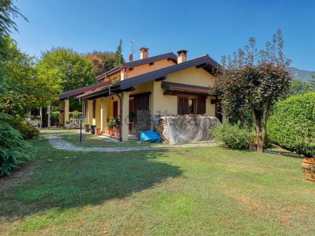 Casa in vendita a Besano, Varese