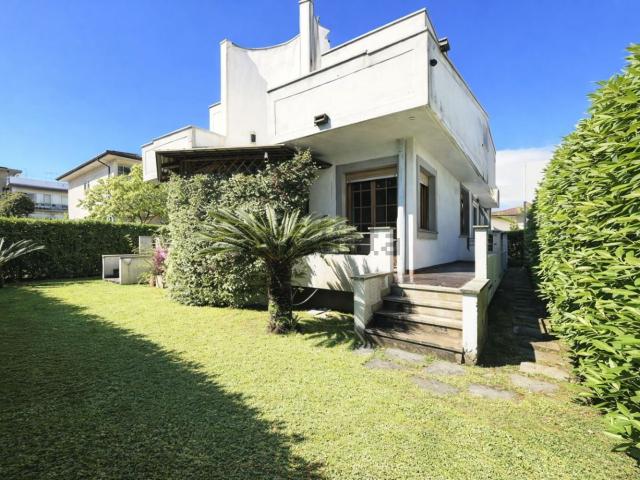 Casa in vendita a Marina di Massa, Marina Di Massa