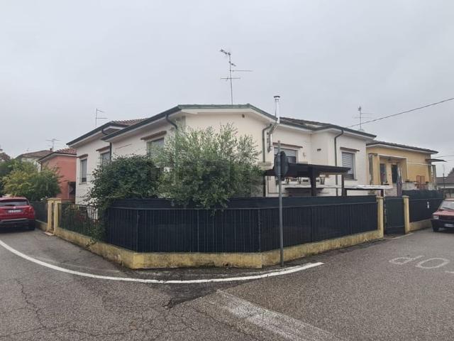 Casa in vendita a Borgo Mantovano, Villa Poma