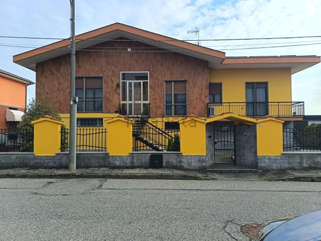 Casa in vendita a Trecate, Novara
