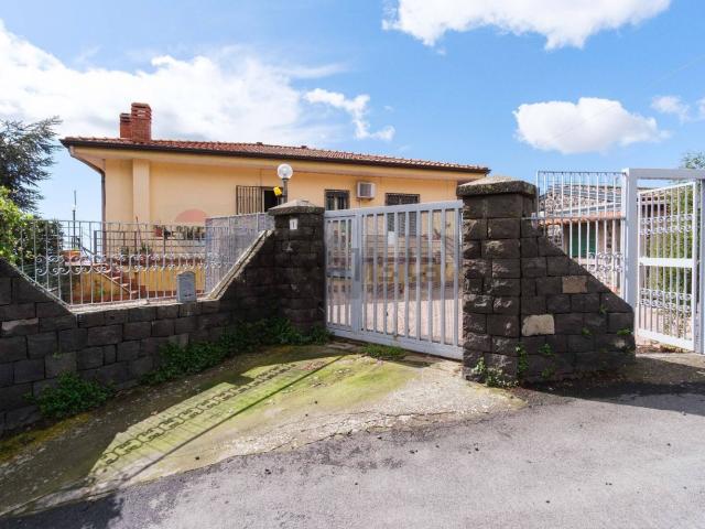 Casa in vendita a Pedara, Catania