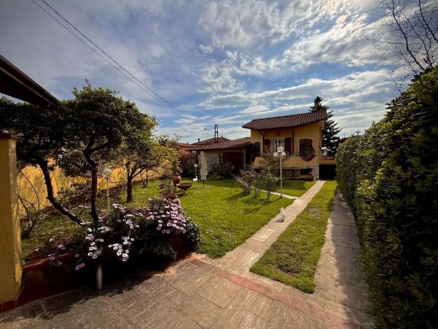 Casa in vendita a Carrara, Toscana