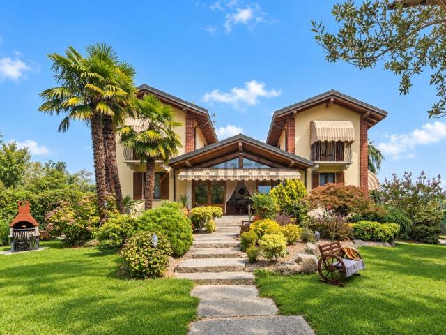 Casa in vendita a Barzola, Angera