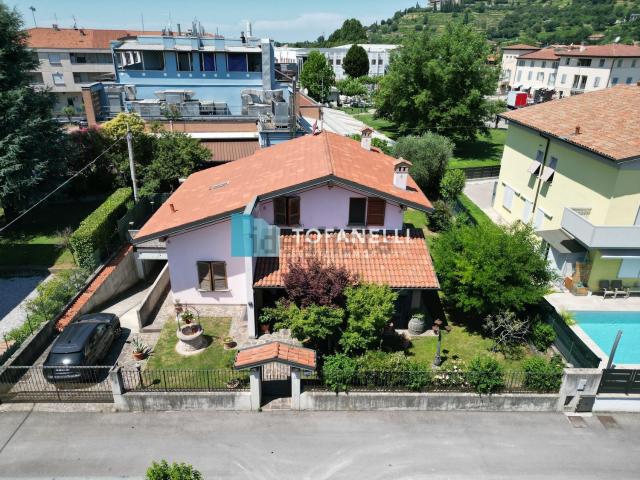 Casa in vendita a Villaggio Famiglia, Rovato