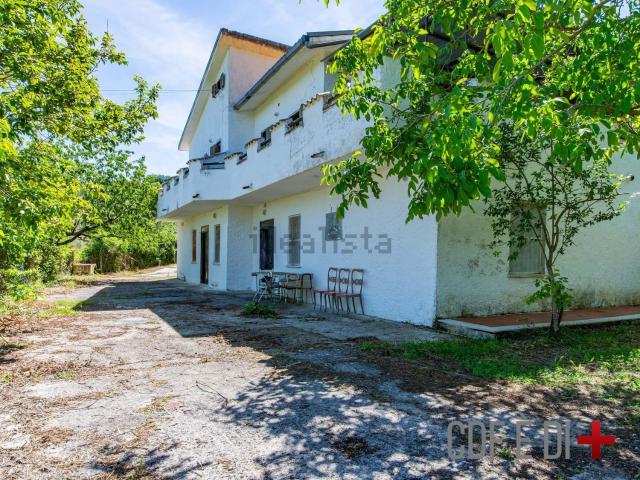 Casa in vendita a Toffia, Lazio