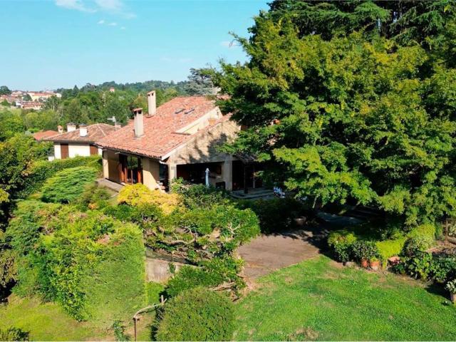 Casa in vendita a Azzate, Varese