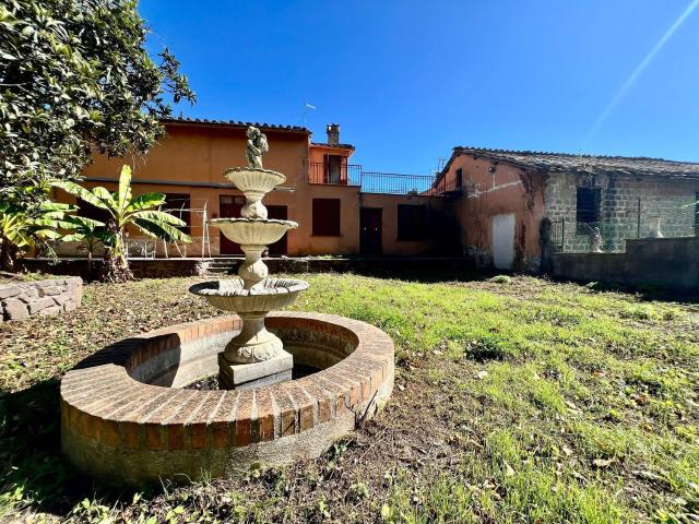 Casa in vendita a Ronciglione, Lazio