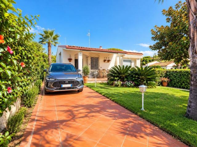 Casa in vendita a Fontane Bianche, Siracusa