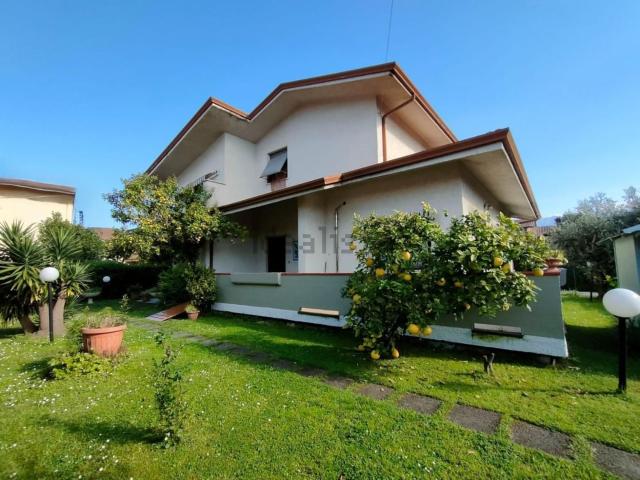 Casa in vendita a Marina di Massa, Marina Di Massa
