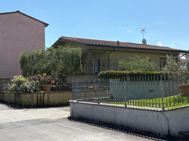 Casa in vendita a Corte Dovichetti, Lucca