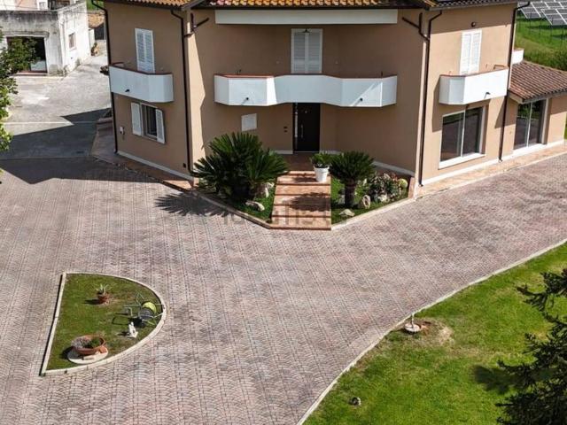 Casa in vendita a Unione dei Comuni della Val Vibrata, Sant'omero