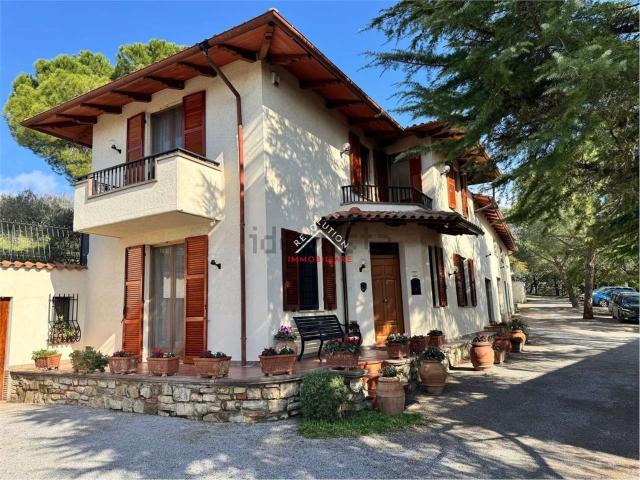 Casa in vendita a Cerqueto, Passignano Sul Trasimeno