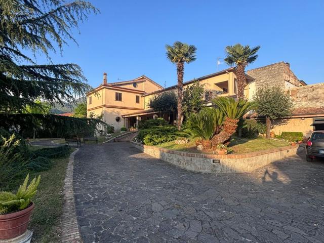 Casa in vendita a Calvi Risorta, Campania