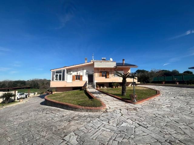 Casa in vendita a Aprilia, Latina