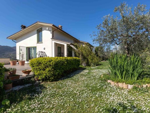 Casa in vendita a Mompeo, Lazio