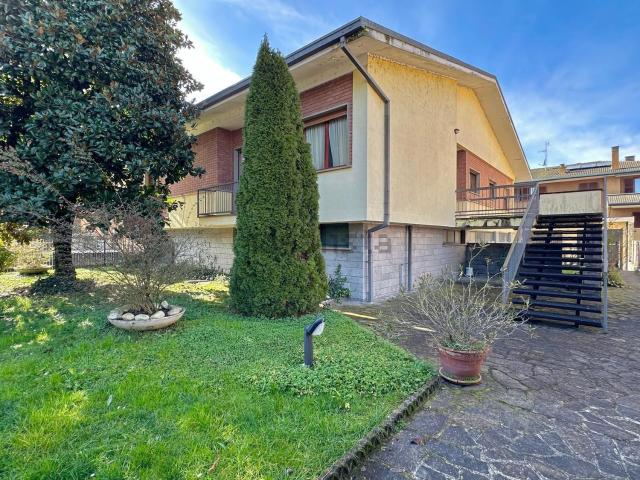 Casa in vendita a Locate Triulzi, Lombardia