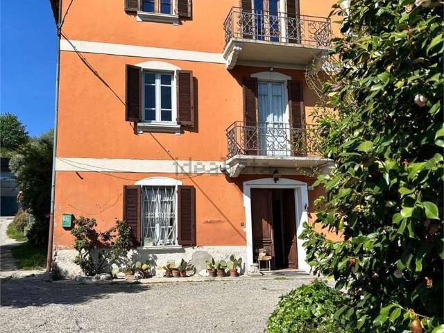 Casa in vendita a Angera, Lombardia