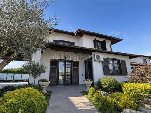 Casa in vendita a Besana In Brianza, Lombardia