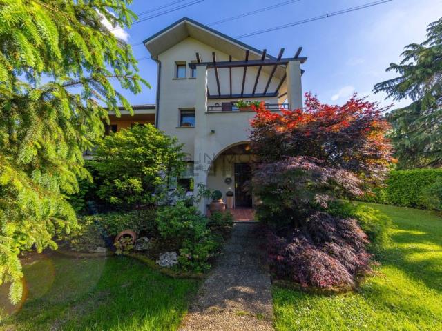 Casa in vendita a Arese, Lombardia