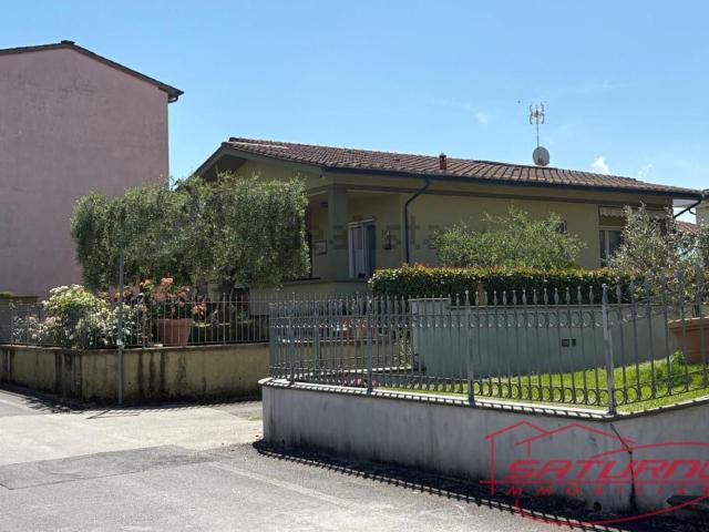 Casa in vendita a Corte Dovichetti, Lucca