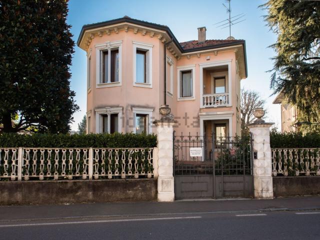 Casa in vendita a Castronno, Lombardia