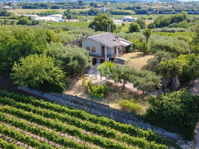 Casa in vendita a Bardolino, Veneto