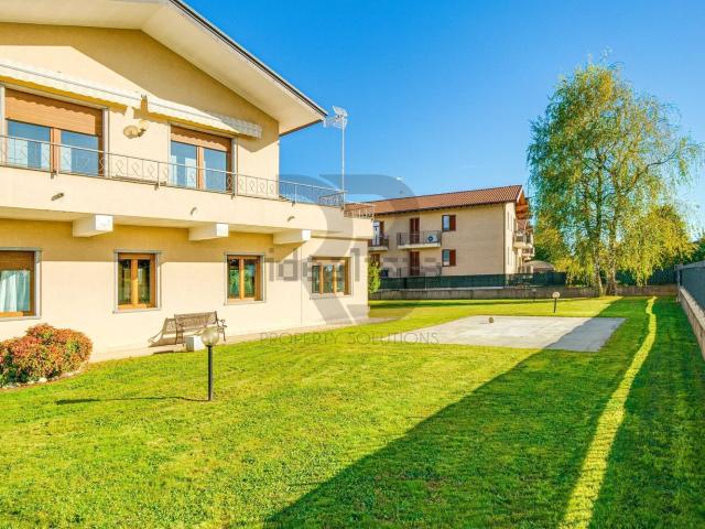Casa in vendita a Cairate, Lombardia