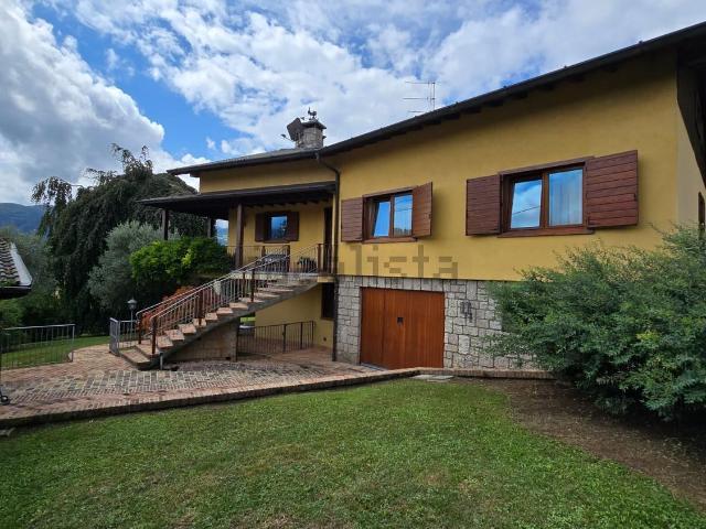 Casa in vendita a Rovetta, Lombardia