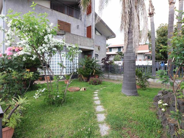 Casa in vendita a Aci Sant'antonio, Sicilia